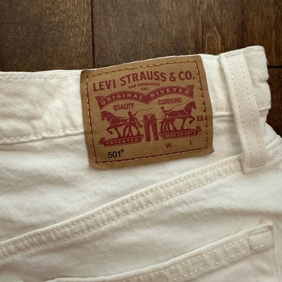 NWOT Levi’s 501 Womens High Rise Frayed Cutoff Shorts, White Size 29 button fly - Picture 3 of 7